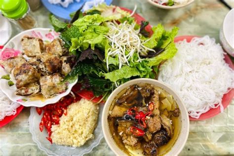  Bún Chả Hương Liêu: อร่อยเข้มข้นจากซอสหมักสูตรลับ ผสานรสชาติกลมกล่อมของเนื้อย่างและผักสด