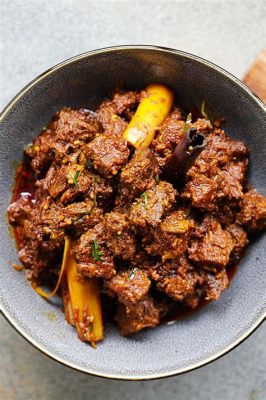  Rendang Daging:  A Rich and Aromatic Beef Stew Steeped in Coconut Milk and Spices, Embracing Your Taste Buds with Every Bite!